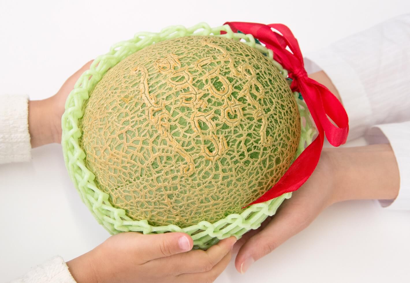 メロンレターを渡す親子